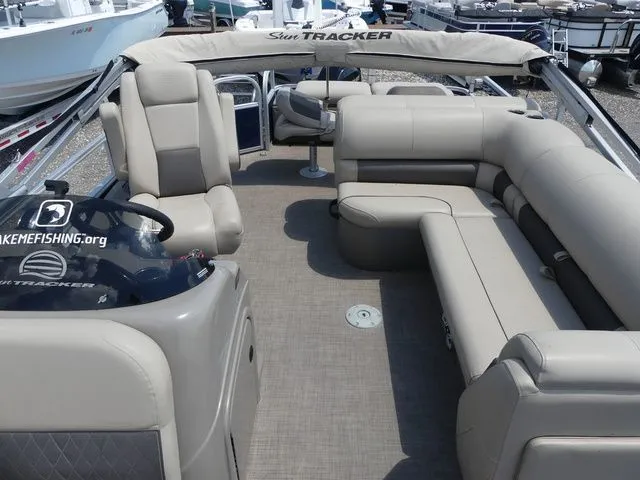 Slide: The Image of Sun Tracker Fishin' Barge 22 DLX 2023 - 12