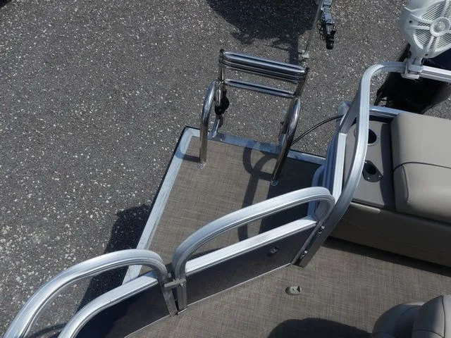 Slide: The Image of Sun Tracker Fishin' Barge 22 DLX 2023 - 14