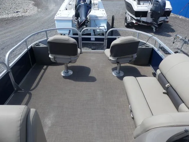 Slide: The Image of Sun Tracker Fishin' Barge 22 DLX 2023 - 16