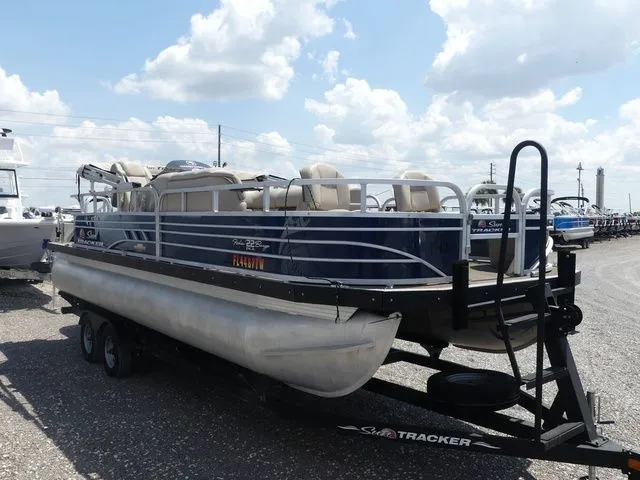 Slide: The Image of Sun Tracker Fishin' Barge 22 DLX 2023 - 3
