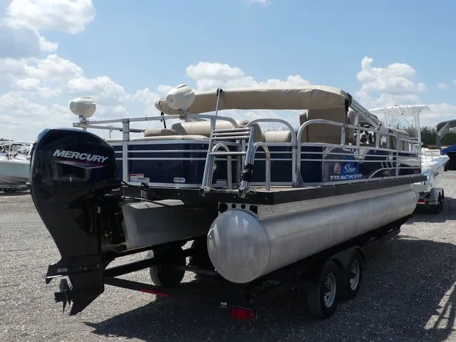 Slide: The Image of Sun Tracker Fishin' Barge 22 DLX 2023 - 4