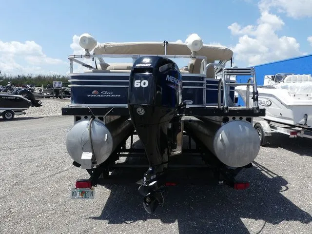 Slide: The Image of Sun Tracker Fishin' Barge 22 DLX 2023 - 5