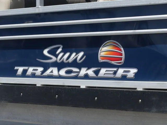 Slide: The Image of Sun Tracker Fishin' Barge 22 DLX 2023 - 7