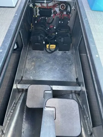 Slide: The Image of Montara 25' SURF BOSS 2.0 CW 2023 - 10