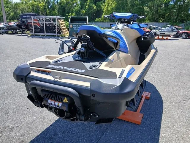 Slide: The Image of Sea-Doo Wake 170 BRP Premium Audio, iDF, iBR 2026 - 16