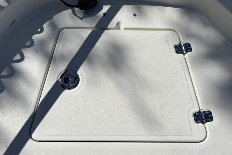 Slide: The Image of Hatch cover on 2026 Mako 24 APEX boat, featuring stainless steel hinges. - 39