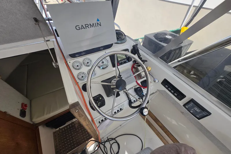 Slide: The Image of Helm of 1992 Shamrock 260 Express boat with Garmin navigation system. - 7
