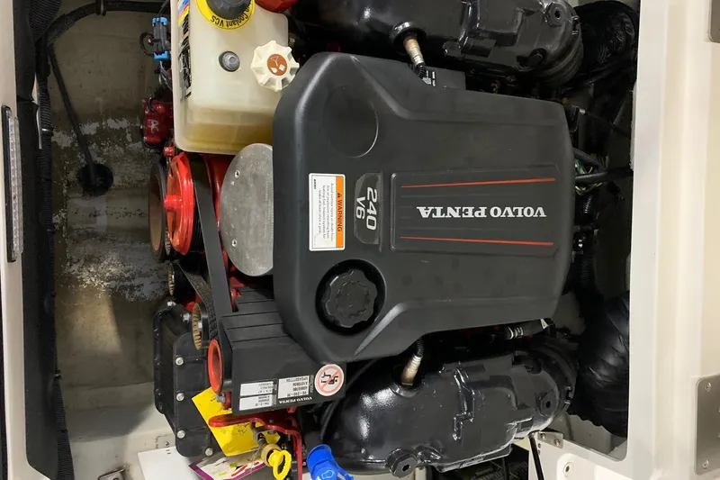 Slide: The Image of Volvo Penta engine in 2017 Chaparral 21 H2O Sport boat, detailed view. - 10