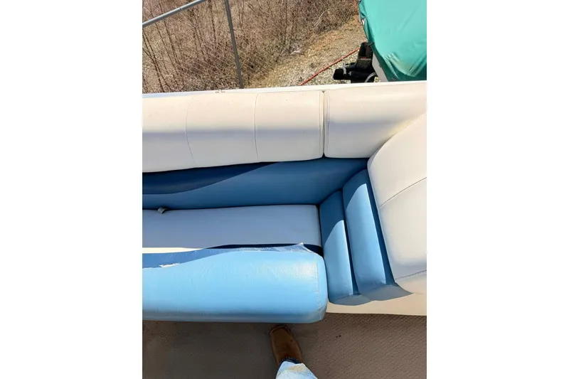 Slide: The Image of Blue and white seating on a 2004 Lowe Jamaica 250 boat. - 11
