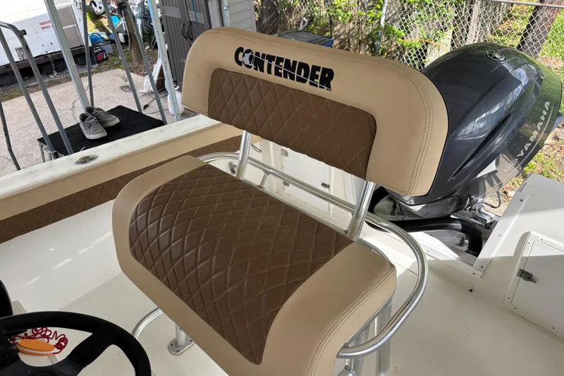 Slide: The Image of Contender 21 Open 1999 boat seat with diamond-stitched upholstery and Yamaha engine. - 18