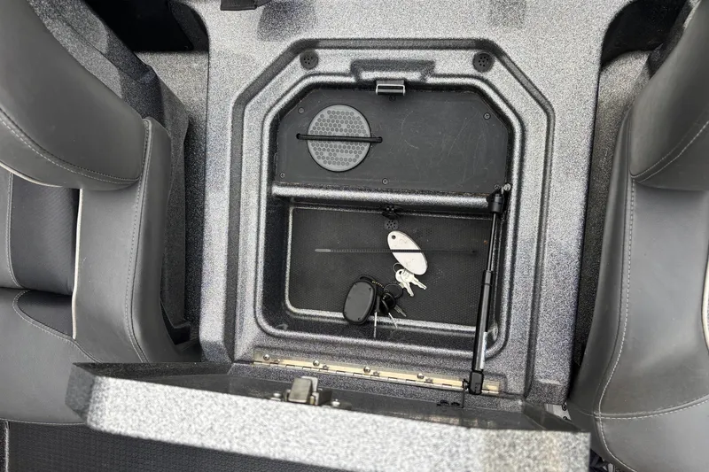 Slide: The Image of Ranger Z520R 2023 - 10