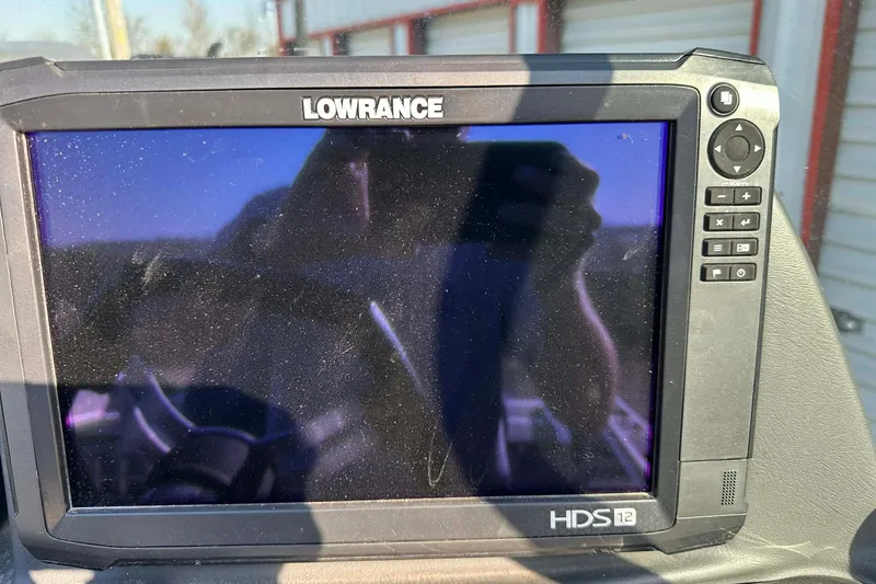 Slide: The Image of Lowrance HDS-12 fishfinder on 2018 Yar-Craft 219TFX boat dashboard. - 17