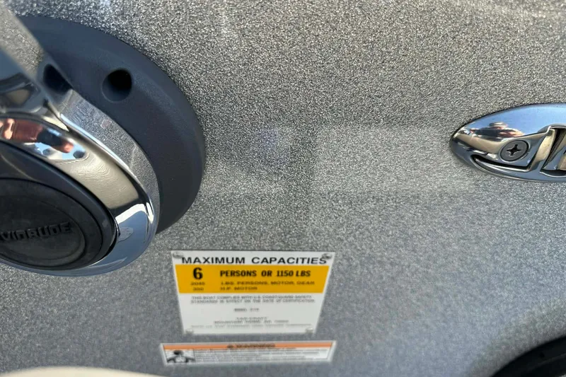 Slide: The Image of 2018 Yar-Craft 219TFX boat capacity label, indicating a maximum of 6 persons or 1150 lbs. - 20