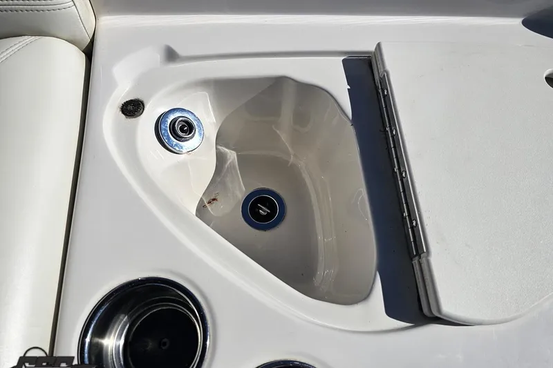 Slide: The Image of 2015 Tahoe 215 Xi boat sink with closed lid and cup holder. - 77
