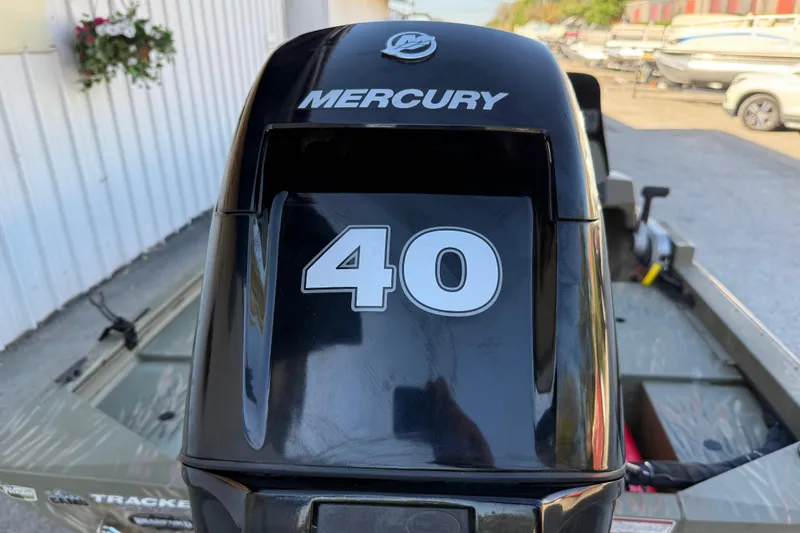 Slide: The Image of 2022 Tracker Grizzly 1648 SC with Mercury 40 HP outboard motor. - 17