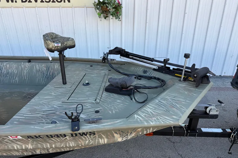 Slide: The Image of 2022 Tracker Grizzly 1648 SC boat with camouflage seat and trolling motor. - 19