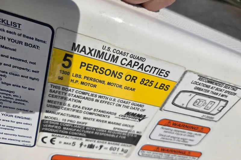 Slide: The Image of 2021 Mako Pro Skiff 15 CC capacity label, showing maximum 5 persons or 825 lbs. - 8