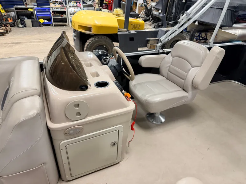 Slide: The Image of Sylvan Mirage 820 & 90HP Mercury 4Stroke - $21,995 2015 - 17