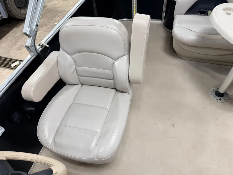 Slide: The Image of Sylvan Mirage 820 & 90HP Mercury 4Stroke - $21,995 2015 - 19