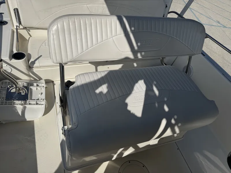 Slide: The Image of Boston Whaler 230 Dauntless 2011 - 15