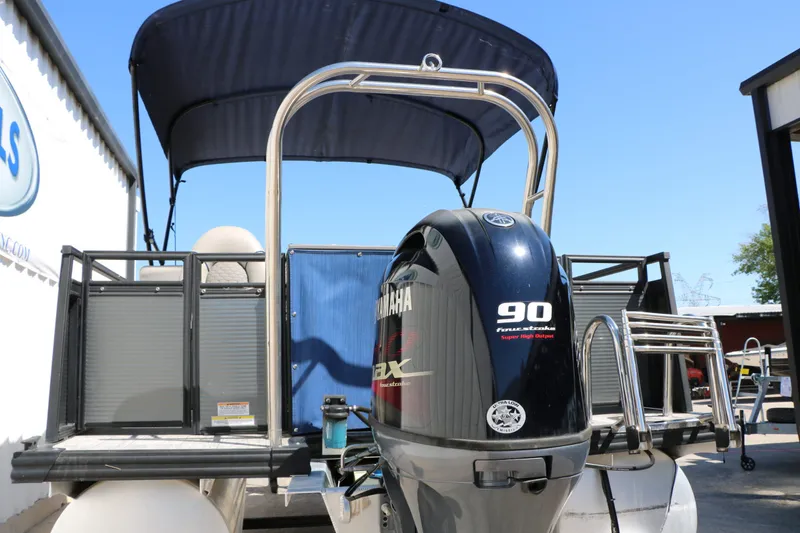 Slide: The Image of Qwest E820 XRE CR L 2023 pontoon boat with Yamaha 90 HP engine. - 12