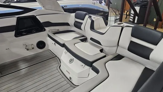 Slide: The Image of Yamaha 195S 2025 - 6