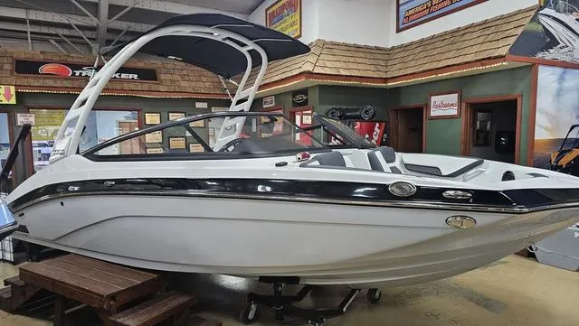 Slide: The Image of Yamaha 195S 2025 - 8