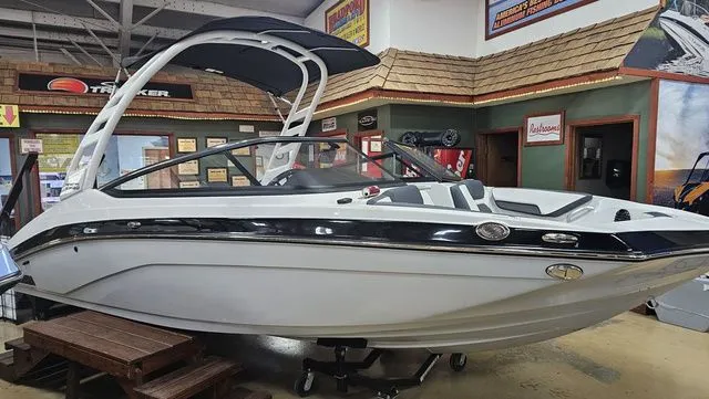 Slide: The Image of Yamaha 195S 2025 - 9