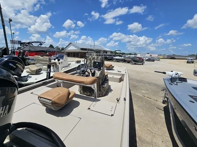 Slide: The Image of Avid 20 Rogue 2024 - 2