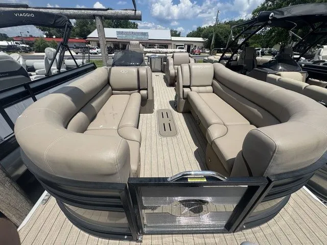 Slide: The Image of Veranda VTX25RFL Luxury Tri-Toon 2023 - 3