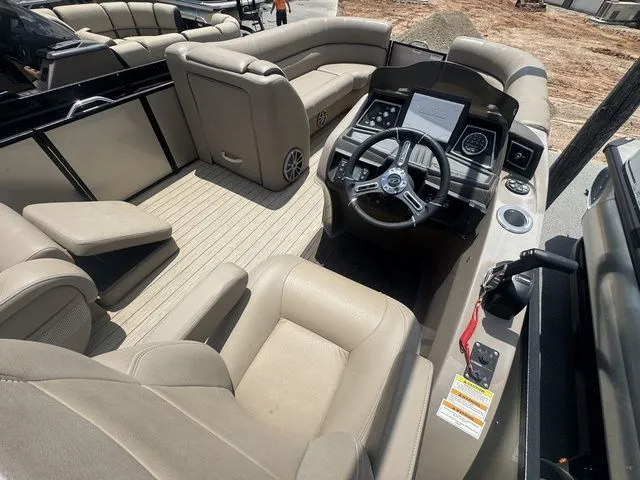 Slide: The Image of Veranda VTX25RFL Luxury Tri-Toon 2023 - 4