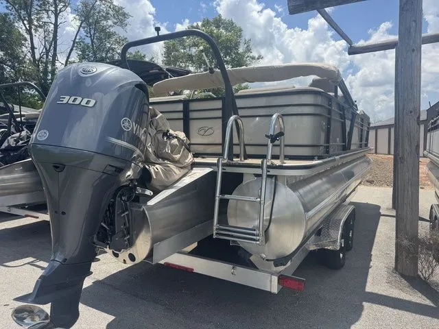 Slide: The Image of Veranda VTX25RFL Luxury Tri-Toon 2023 - 5