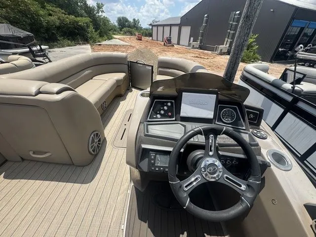 Slide: The Image of Veranda VTX25RFL Luxury Tri-Toon 2023 - 6