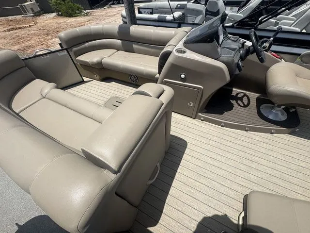 Slide: The Image of Veranda VTX25RFL Luxury Tri-Toon 2023 - 8