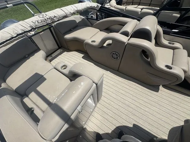 Slide: The Image of Veranda VTX25RFL Luxury Tri-Toon 2023 - 9