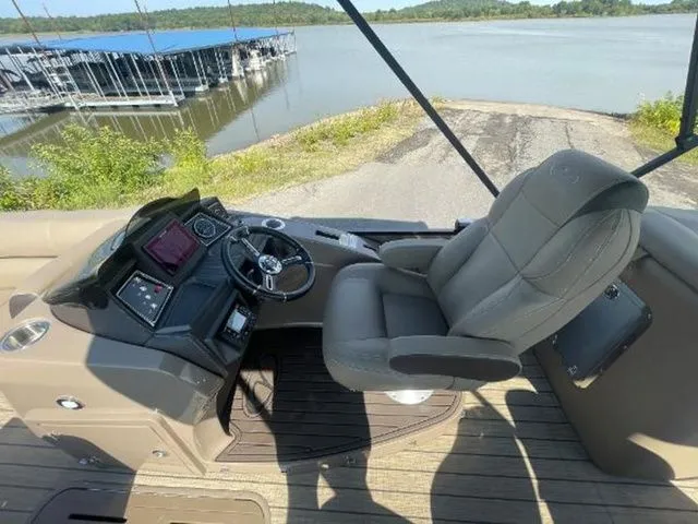 Slide: The Image of Veranda VR22RC Tri-Toon 2024 - 10