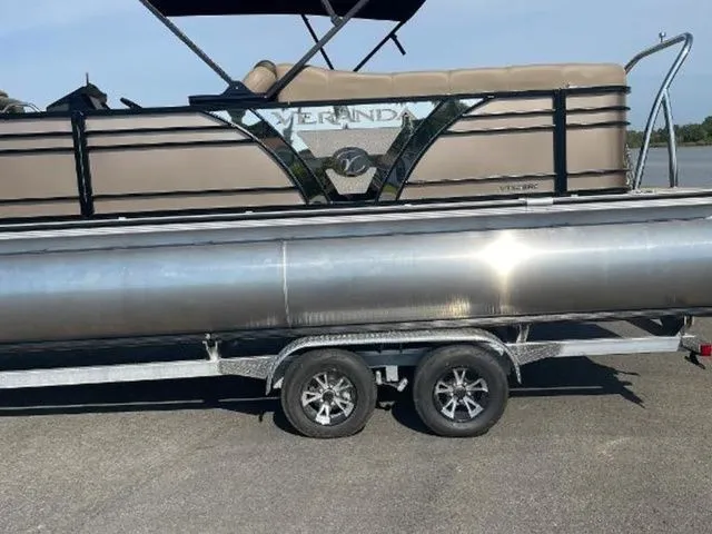 Slide: The Image of Veranda VR22RC Tri-Toon 2024 - 11