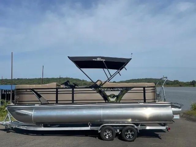 Slide: The Image of Veranda VR22RC Tri-Toon 2024 - 12