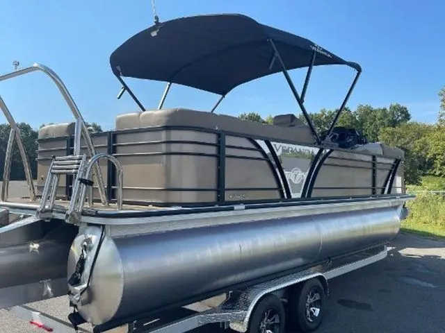 Slide: The Image of Veranda VR22RC Tri-Toon 2024 - 13