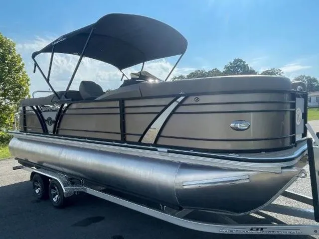 Slide: The Image of Veranda VR22RC Tri-Toon 2024 - 4