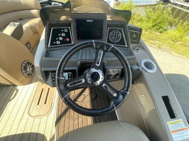 Slide: The Image of Veranda VR22RC Tri-Toon 2024 - 5