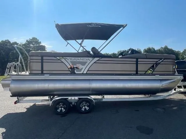 Slide: The Image of Veranda VR22RC Tri-Toon 2024 - 6