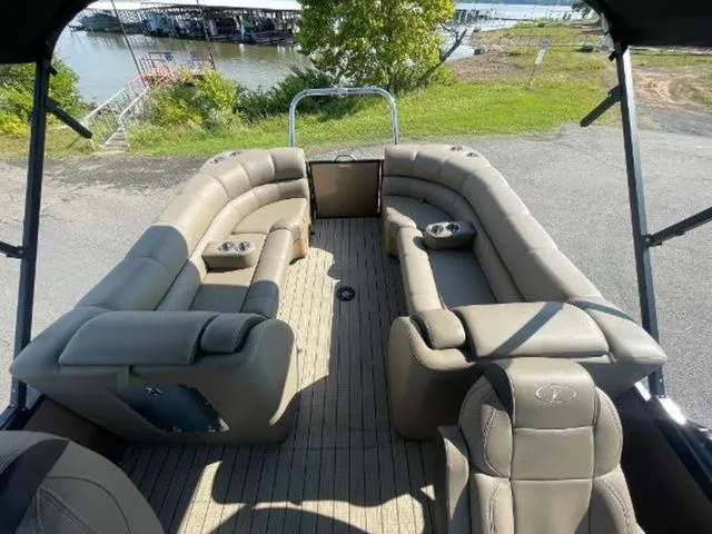 Slide: The Image of Veranda VR22RC Tri-Toon 2024 - 7