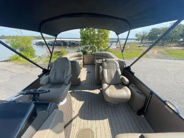 Slide: The Image of Veranda VR22RC Tri-Toon 2024 - 8