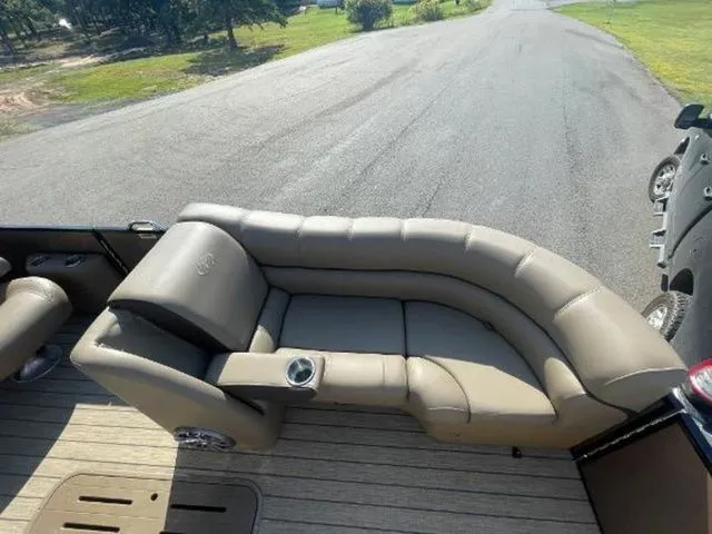 Slide: The Image of Veranda VR22RC Tri-Toon 2024 - 9