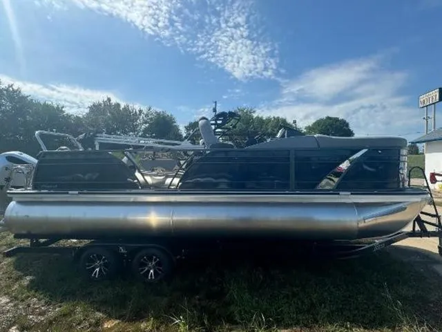 The Image of Veranda VR22VLB Deluxe Tri-Toon 2024 - 1