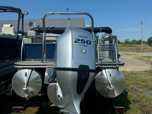 Slide: The Image of Veranda VR22VLB Deluxe Tri-Toon 2024 - 2