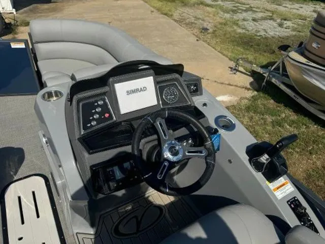 Slide: The Image of Veranda VR22VLB Deluxe Tri-Toon 2024 - 3