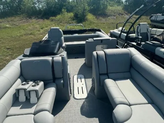 Slide: The Image of Veranda VR22VLB Deluxe Tri-Toon 2024 - 4