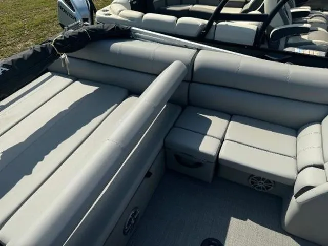 Slide: The Image of Veranda VR22VLB Deluxe Tri-Toon 2024 - 5